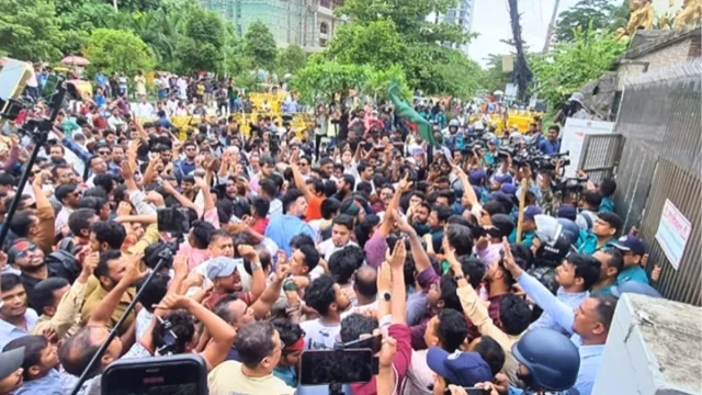 ইসি ভবনের সামনে এনসিপির বিক্ষোভ, ব্যারিকেড ভেঙে অবস্থান