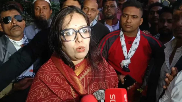 বিএনপি নেতাকর্মীদের বাধায় শহীদ মিনারে শ্রদ্ধা জানাতে পারেননি রুমিন ফারহানা