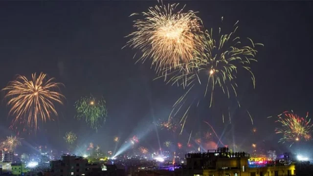 নিষেধাজ্ঞা উপেক্ষা করেই আতশবাজিতে ২০২৬-কে বরণ