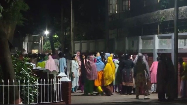 ইডেন কলেজে ছাত্ররাজনীতি নিষিদ্ধের দাবিতে মধ্যরাতে বিক্ষোভ