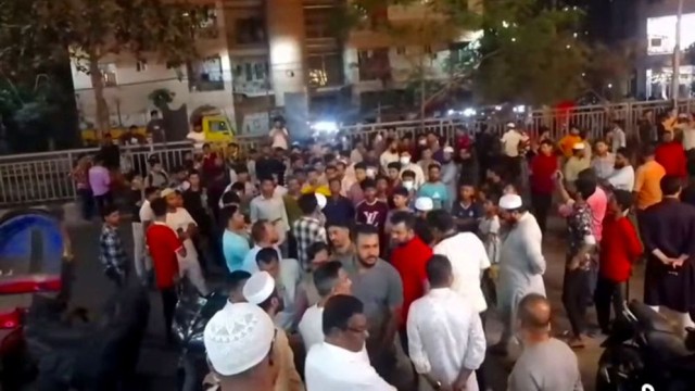 চাঁদাবাজির প্রতিবাদে আদাবর থানা ঘেরাও