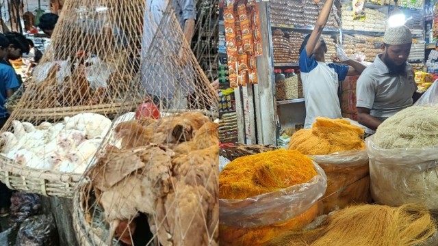 ঈদ সামনে রেখে বাড়ছে মুরগির দাম, ক্রেতায় ভরছে সেমাই-চিনির দোকান