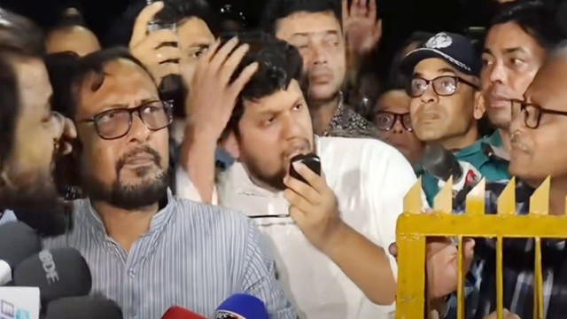 উপদেষ্টা মাহফুজের ওপর বোতল নিক্ষেপ: চিহ্নিত ইশতিয়াক হোসেন