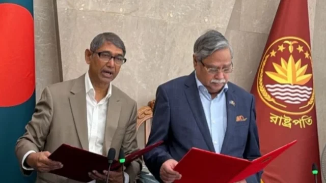 মন্ত্রী হিসেবে শপথ নিলেন আহমেদ আযম খান