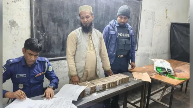 কলাপাড়ায় ৫০ লাখ টাকাসহ স্বেচ্ছাসেবক দলের নেতা আটক