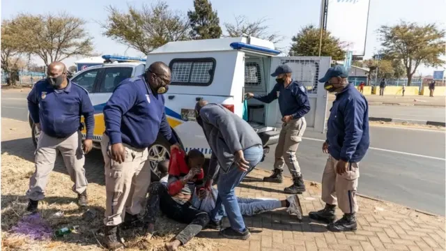 দক্ষিণ আফ্রিকায় হোস্টেলে বন্দুকধারীদের হামলা, নিহত ১১