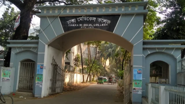 আশ্বাস মিলেনি, ঢাকা মেডিকেল শিক্ষার্থীরা ক্লাসে ফিরছেন না