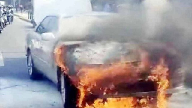 রাজধানীতে চলন্ত প্রাইভেট কারে আগুন, বড় ধরনের দুর্ঘটনা এড়ালেন চালক