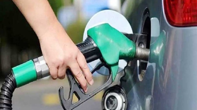 মধ্যপ্রাচ্যে উত্তেজনা: অস্থিরতার মাঝে বিশ্ববাজারে তেলের দামে বড় পতন