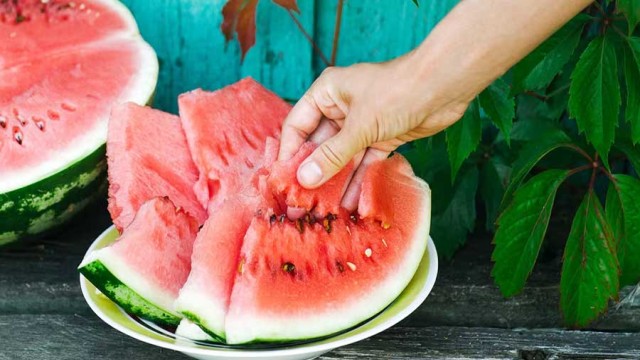 গরমে রসালো ফলের প্রতি আগ্রহ বাড়ার বৈজ্ঞানিক কারণ