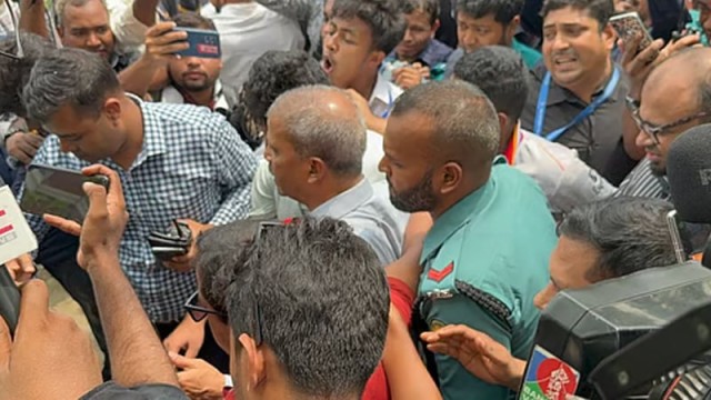 ৯ ঘণ্টা অবরুদ্ধ থাকার পর মাইলস্টোন কলেজ ত্যাগ করলেন দুই উপদেষ্টা
