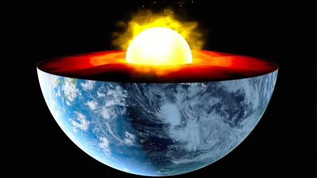 উল্টো দিকে ঘুরছে পৃথিবীর কেন্দ্র