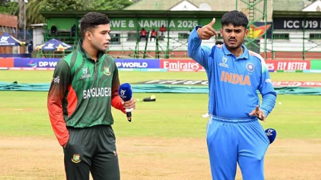 ভারত অধিনায়কের সঙ্গে করমর্দন এড়িয়ে গেলেন বাংলাদেশের প্রতিনিধি