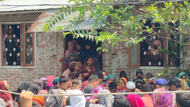 ঈদকে সামনে রেখে যেখানে থাকার কথা ছিল আনন্দ-উৎসব, সেখানে নেমে এসেছে শোকের ছায়া।