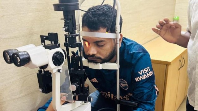 চোখের আবছায়া নিয়ে অনার্স ফাইনাল পরীক্ষা দিলেন জুলাইর আহত সৌরভ