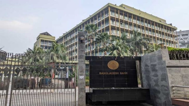 টাকা ছাপিয়ে ১২ দুর্বল ব্যাংকে ৫৩ হাজার কোটি টাকা ঋণ দিল সরকার
