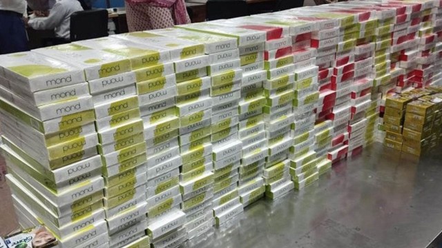 দুই আন্তর্জাতিক বিমানবন্দরে কাস্টমসের অভিযান: বিপুল পরিমাণ অবৈধ সিগারেট ও ভ্যাপ জব্দ