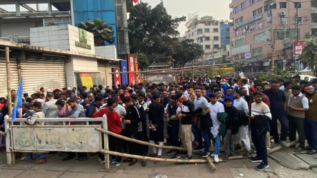 বিপিএল ফাইনাল ঘিরে মিরপুরে ক্রিকেটভক্তদের উপচে পড়া ভিড়