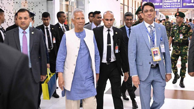 যুক্তরাজ্য সফর শেষে দেশে ফিরলেন প্রধান উপদেষ্টা
