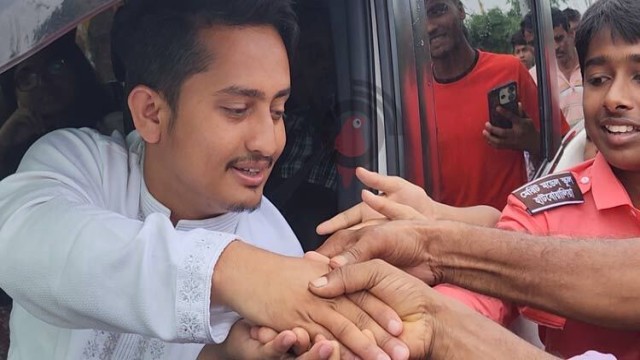শুভেচ্ছা জানাতে সড়কে শিক্ষার্থীরা, ক্লাস ফেলে আসায় ক্ষোভ ঝাড়লেন এনসিপি নেতা সার্জিস