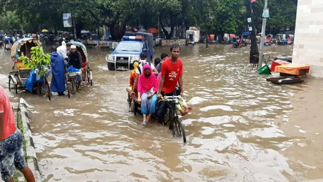 শরতের বৃষ্টিতেও ঢাকায় জলাবদ্ধতা, ভোগান্তি বাড়ছে নগরবাসীর
