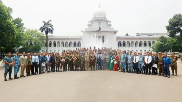 সুপ্রিম কোর্ট পরিদর্শনে বিভিন্ন দেশের সামরিক প্রতিনিধিদল