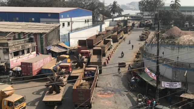 ডিপি ওয়ার্ল্ড ইস্যুতে চট্টগ্রাম বন্দরে টানা কর্মবিরতি, পণ্য ওঠানামা বন্ধ