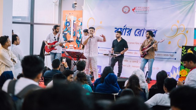 বর্ষায় রোদ্দুর’: কানাডিয়ান ইউনিভার্সিটিতে ব্যতিক্রমী বর্ষাবরণ