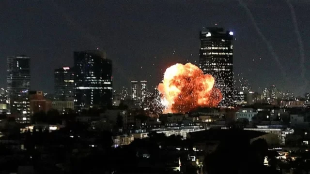 ইসরায়েলে একযোগে ১০০টি রকেট ও ক্ষেপণাস্ত্র নিক্ষেপ করলো ইরান