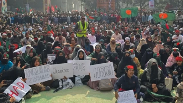 শাহবাগে ইনকিলাব মঞ্চের অবস্থান : হাদি হত্যার বিচার চেয়ে রাস্তা অবরোধ