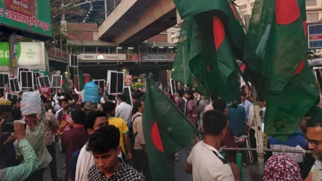 পুলিশি হামলা ও ভারতীয় ষড়যন্ত্রের অভিযোগে শাহবাগ মোড় অবরোধ