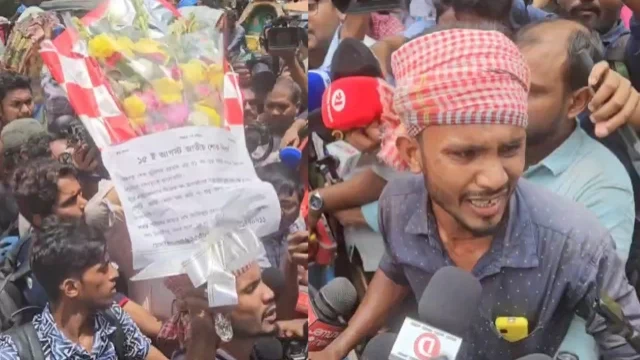 ধানমন্ডি ৩২-এ ফুল নিয়ে শ্রদ্ধা জানাতে গিয়ে মারধরের শিকার রিকশা চালক