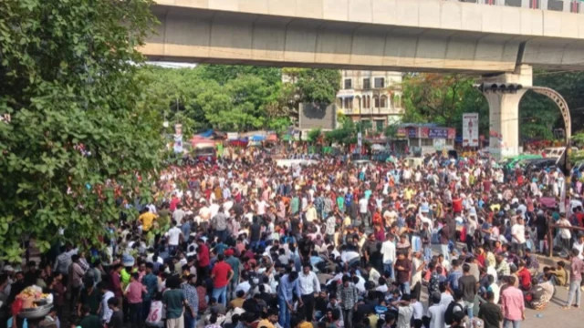 সাম্য হত্যার বিচারে শাহবাগ অবরোধ, ছাত্রদলের বিক্ষোভে যান চলাচল বন্ধ