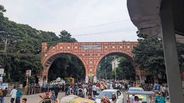 ঢাবির প্রবেশপথে রাজনৈতিক কর্মীদের ভিড় বাড়ছে