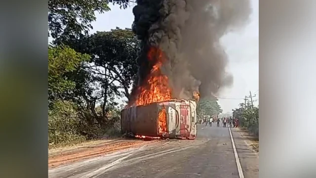 কুমিল্লায় তিন যানবাহনের সংঘর্ষ, বাসে অগ্নিকাণ্ডে নিহত ৪