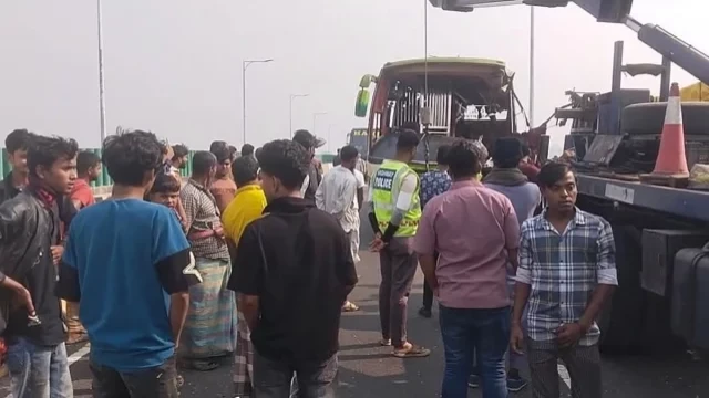 ঢাকা-ভাঙ্গা এক্সপ্রেসওয়েতে বাস-ট্রাক সংঘর্ষে ৩ নিহত, আহত ১৫