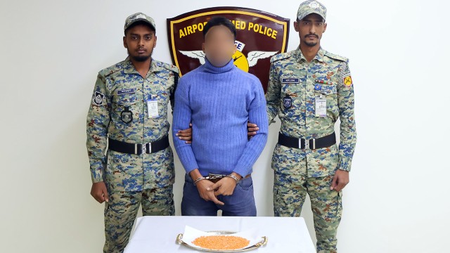 বিমানবন্দরে ৯৬৯ পিস ইয়াবাসহ এক যাত্রী গ্রেপ্তার