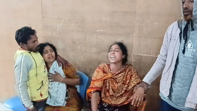 ভোলার চরফ্যাশন উপজেলায় নিজ বাড়ির সামনে মো. ভুট্টো (৫০) নামে এক ব্যক্তিকে নৃশংসভাবে কুপিয়ে হত্যা করেছ...