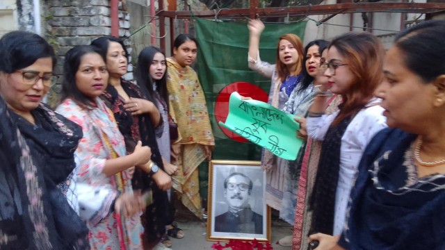 আওয়ামী লীগের ধানমন্ডি অফিসের ফটকে বঙ্গবন্ধুর ছবি রেখে স্লোগান