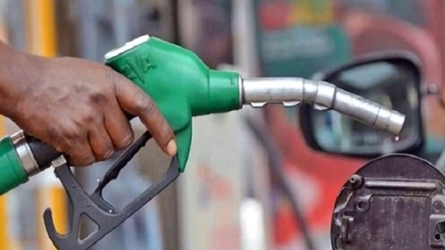 চট্টগ্রামে অয়েল ট্যাঙ্কারসহ ৮ চোরাকারবারি আটক