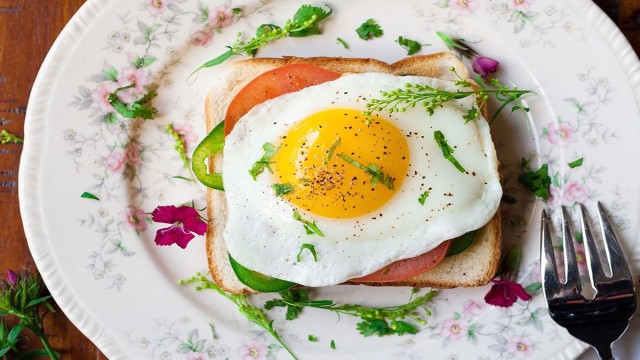 ডিমের সঙ্গে যে খাবারগুলো খেলে বেশি উপকার পাবেন