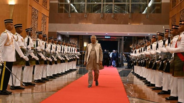 মালয়েশিয়ায় লাল গালিচা সংবর্ধনা পেলেন প্রধান উপদেষ্টা ড. ইউনূস