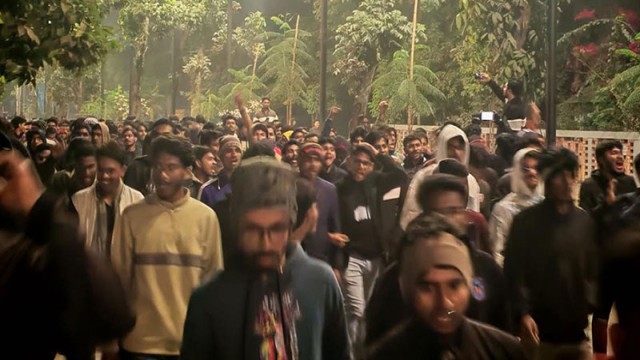 তিন দফা দাবিতে মধ্যরাতে খুবি শিক্ষার্থীদের বিক্ষোভ