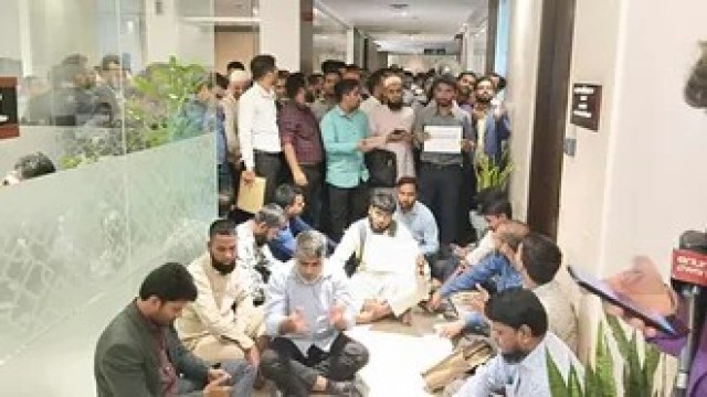 এবার উপদেষ্টার দরজার সামনে মাইক লাগিয়ে স্লোগান