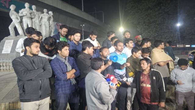 ঢাবি ক্যাম্পাসে চাঁদাবাজির অভিযোগ: মধ্যরাতে শিক্ষার্থীদের বিক্ষোভ ও রাজু ভাস্কর্যে সমাবেশ