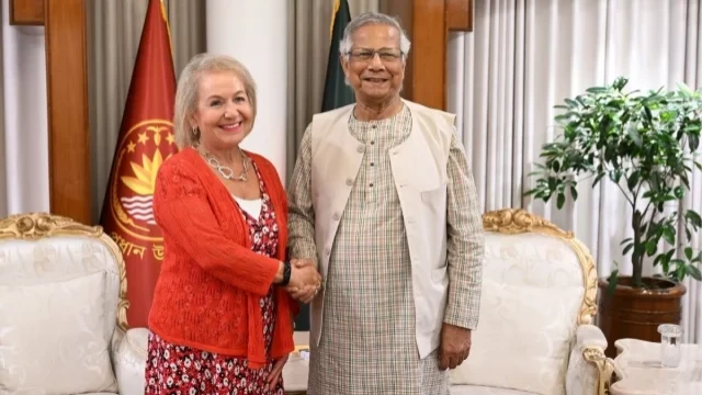 বৈশ্বিক চ্যালেঞ্জ মোকাবিলায় যুক্তরাজ্যের সহযোগিতা প্রত্যাশা প্রধান উপদেষ্টার