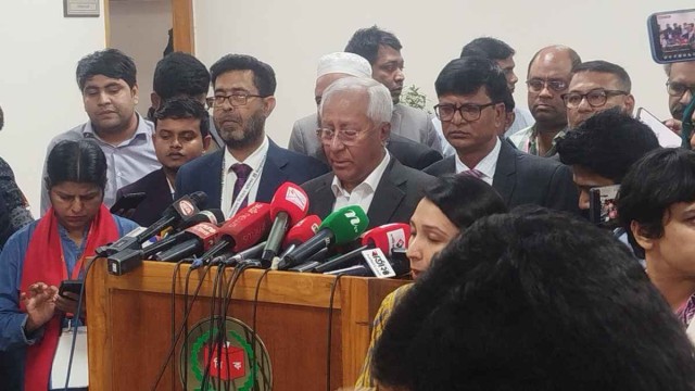 সাড়ে চার ঘণ্টায় ভোটার উপস্থিতি ৩২.৮৮ শতাংশ