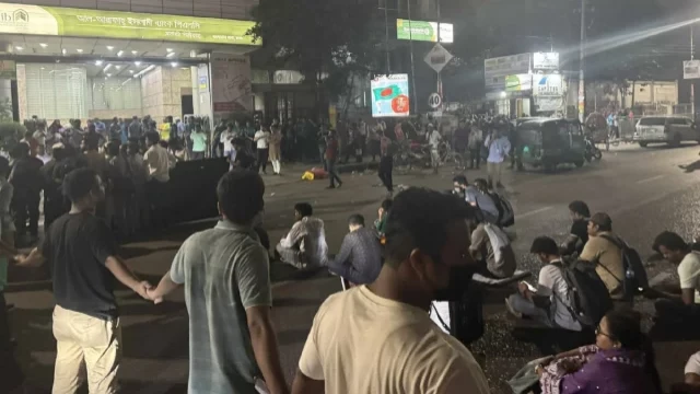 বাংলামোটরে ৪৩তম বিসিএস নন-ক্যাডার প্রার্থীদের সড়ক অবরোধ