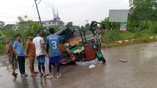 গাজীপুরে ট্রাকচাপায় অটোরিকশা দুমড়ে-মুচড়ে, নিহত ২