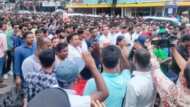 নয়াপল্টন থেকে শাহবাগ অভিমুখে ছাত্রদলের বিক্ষোভ মিছিল
